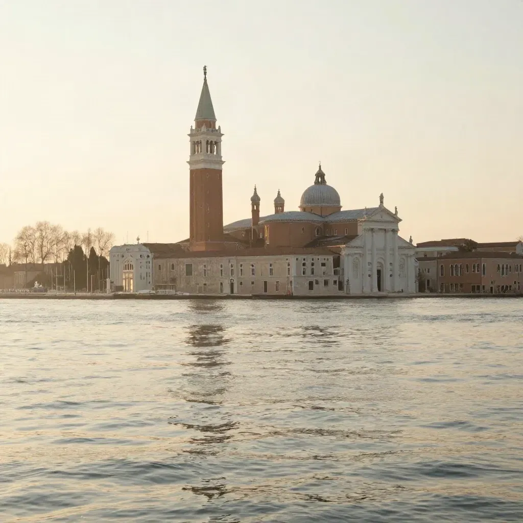 Campanile di San Marco sulla laguna immobile all’alba, con spazio calmo per il testo.